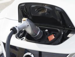 EV車用充電コンセントを戸建ての外壁に取り付けた様子
