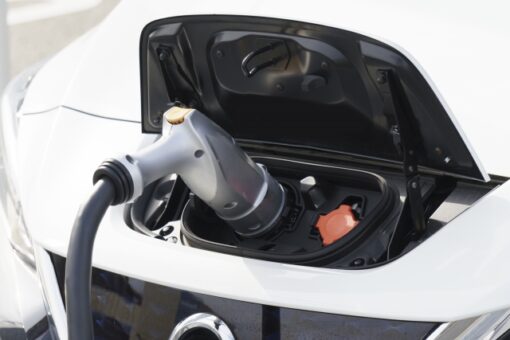 EV車用充電コンセントを戸建ての外壁に取り付けた様子